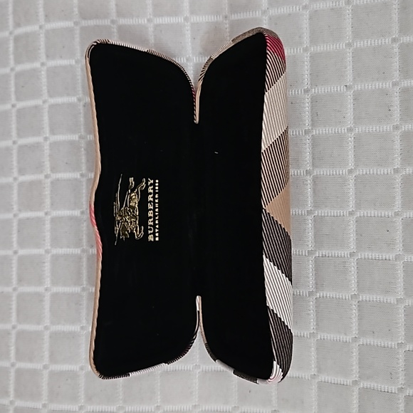 Burberry glasses cases - Picture 2 of 6